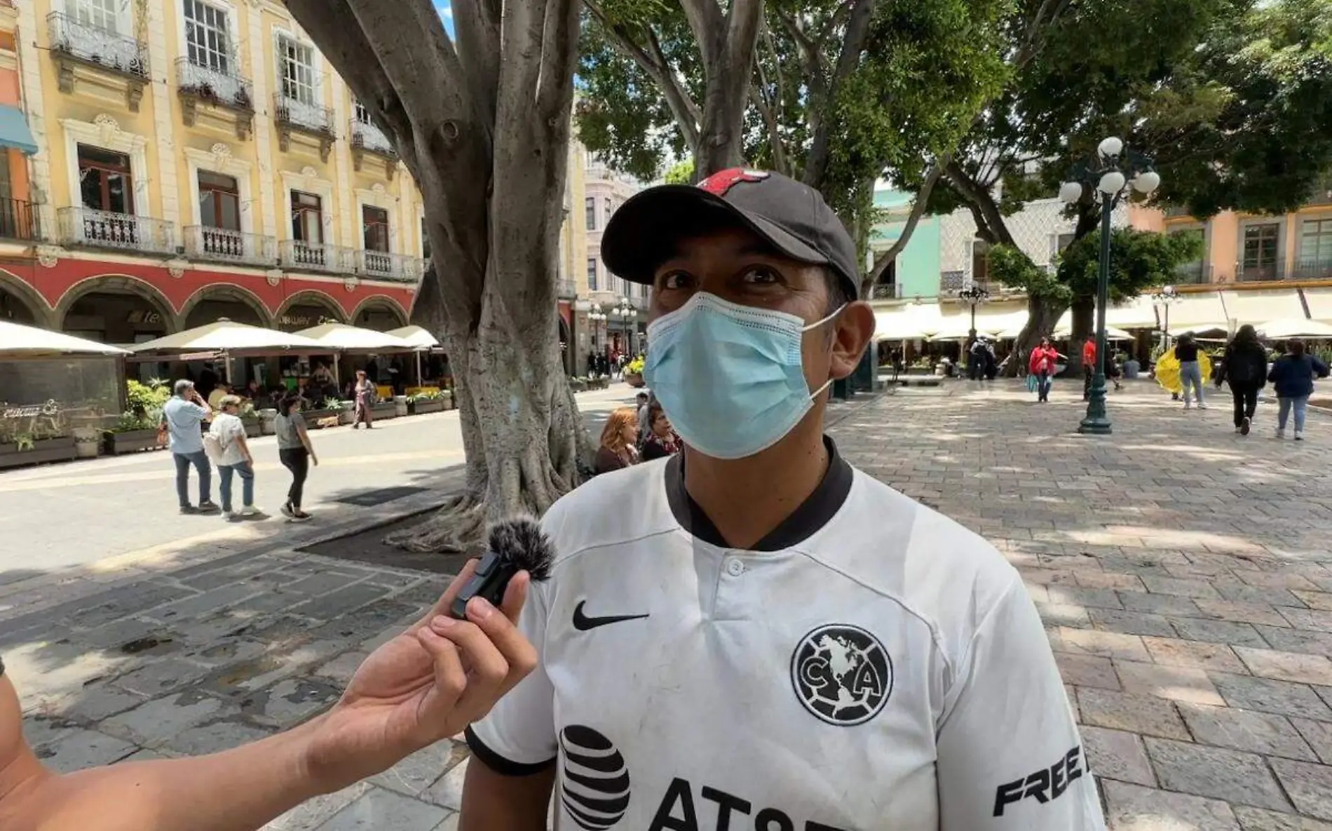 aficionado de futbol en el zocalo de Puebla